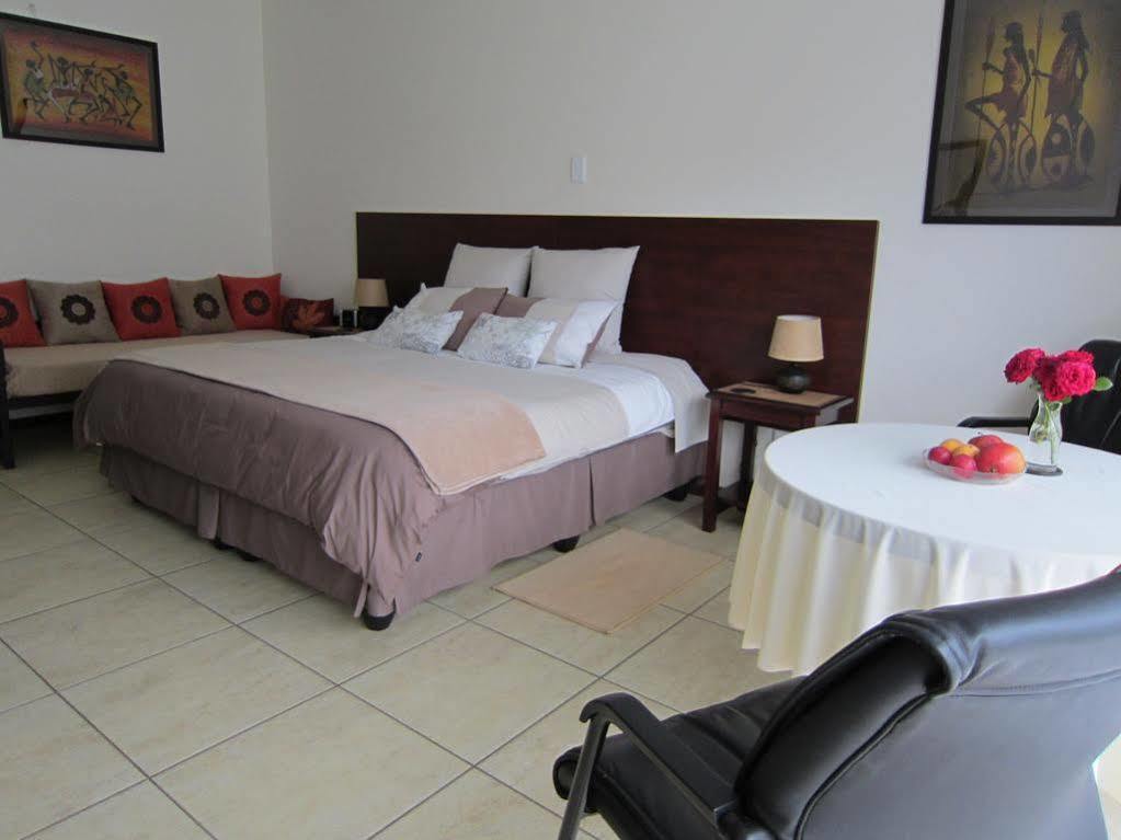 Amohela Guesthouse Midrand Exterior photo